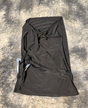 Schwarzes drapiertes Kleid