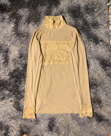 Beiger Langarmrollkragenpullover mit Spitzenakzenten