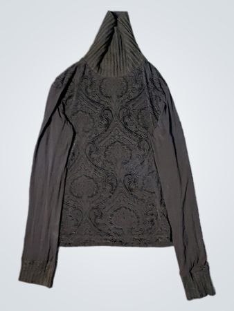 Schwarzer Rollkragenpullover mit geprägtem Muster
