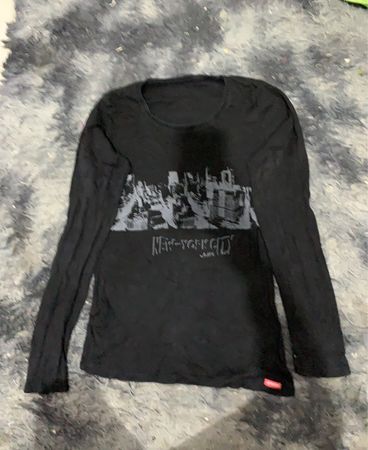 Schwarz Langarmshirt mit New York City Grafik