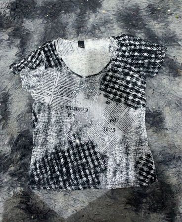 Schwarz-weißes Grafik-T-Shirt