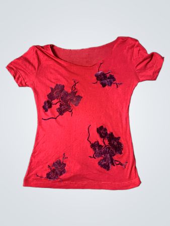 Rotes T-Shirt mit floralem Design