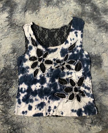 Weißes und blaues Batik-Top mit schwarzem Spitzenoverlay