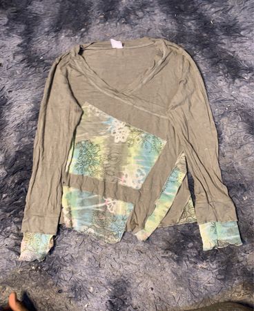 Grünes Langarmhemd mit Patchwork- und Blumenmuster