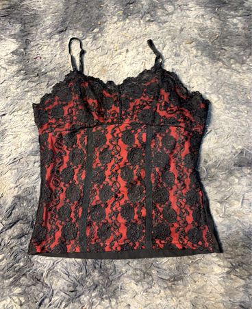 Schwarze und rote Spitzen-Camisole