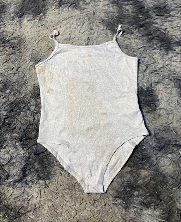 Grauer gerippter Bodysuit