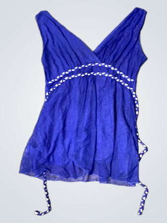 Blaues V-Ausschnittkleid mit weißen Akzenten