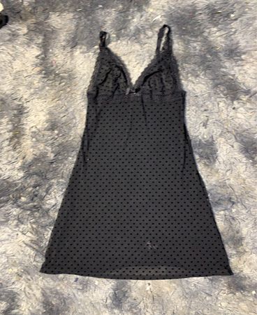 Schwarzes Pünktchen-Nachtkleid mit Spitzenbesatz