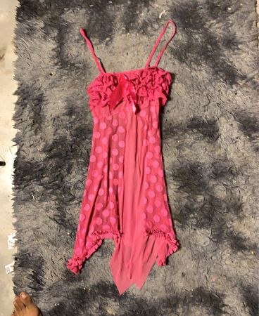 Rosa gepunktete Chemise mit Rüschen