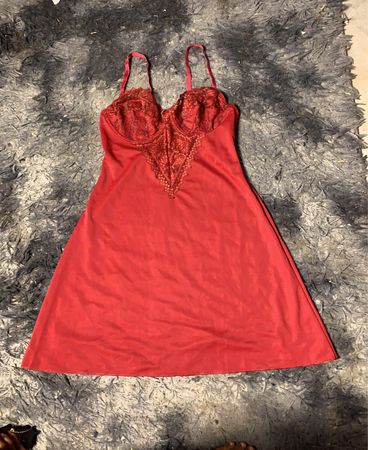 Rotes Spitzenbesatz Unterkleid
