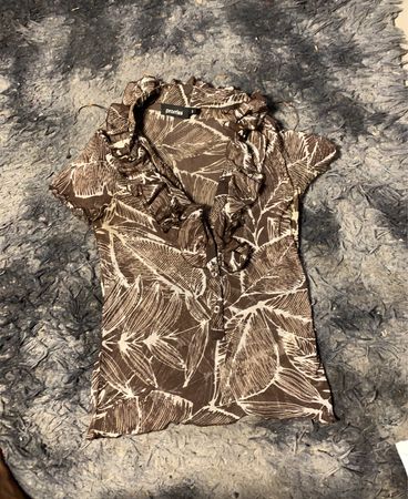 Damen Bluse mit Rüschendetails und braunem Blattdruck