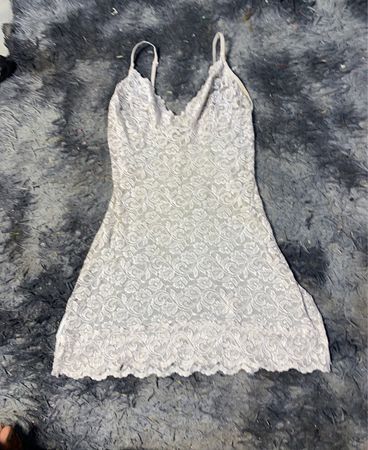 Weißes Spitzenkleid