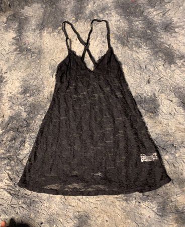 Schwarzes Spitzen-Hemdchenkleid