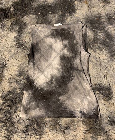 Ärmelloses Oberteil mit einem Batikmuster