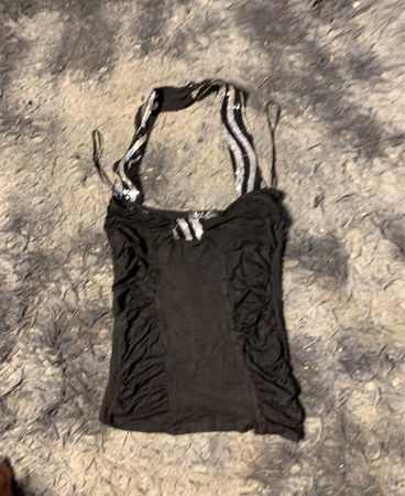 Schwarzes gerafftes Haltertop mit Pailletten