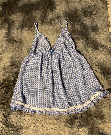 Blau-weiß gemusterte Babydoll-Oberteil mit Spitzenbesatz
