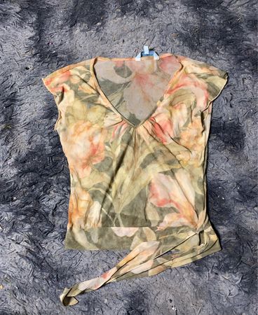 Transparenter Floralprint-Top mit Bindeband