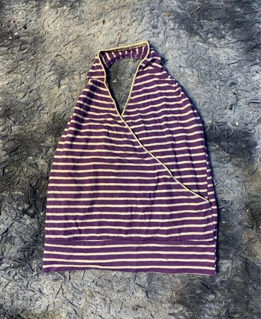 Lila und weiße gestreifte Halfterbluse