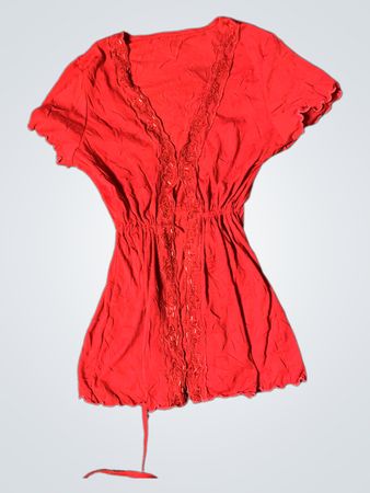 Rotes Kleid mit Spitzendetails