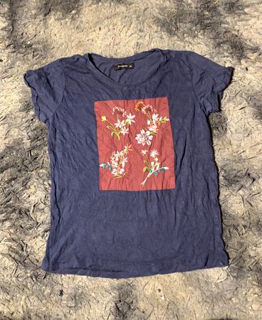 Marineblaues T-Shirt mit floralem Druck