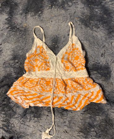 Orangen- und weiße Blumenmuster-Top mit Spitzendetails