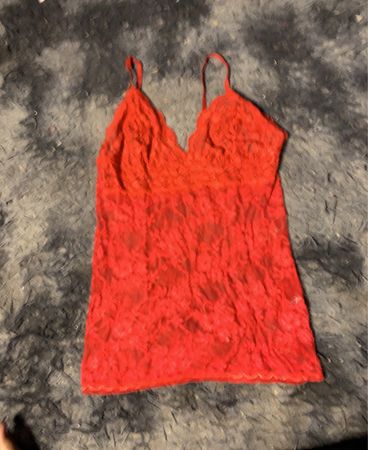 Rotes Spitzen-Nachtkleid