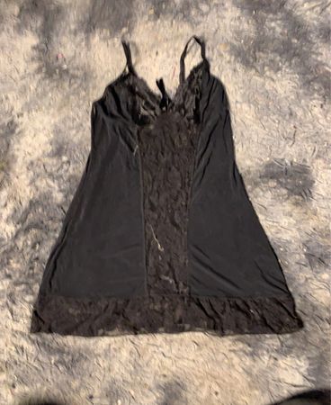 Schwarzes Spitzenträgerkleid