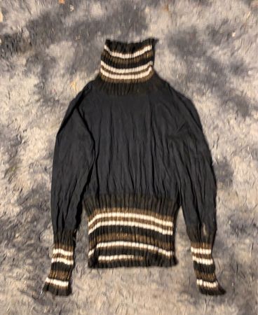 Schwarzer Rollkragenpullover mit gestreiften Bündchen und Saum