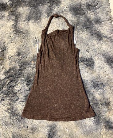 Funkelndes braunes Halterkleid