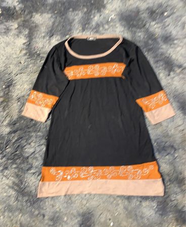 Schwarzes Kleid mit orangefarbenen und beigen Akzenten