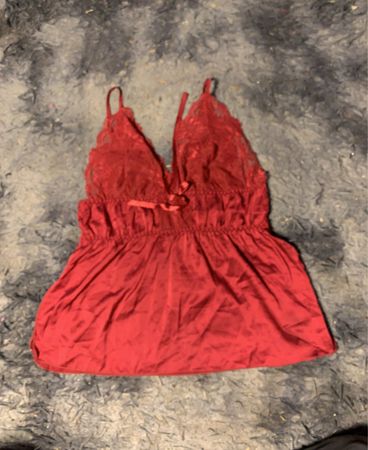 Rotes Spitzenbesetztes Satin-Cami-Top