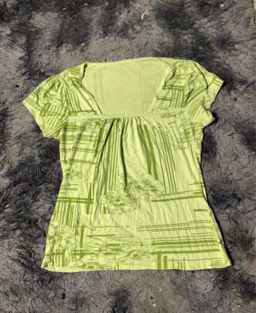 Hellgrünes Grafik-T-Shirt