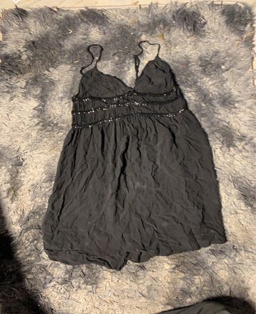 Schwarzes Perlen-Spaghetti-Trägerkleid