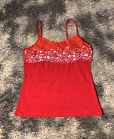 Roter Camisole mit Pailletten