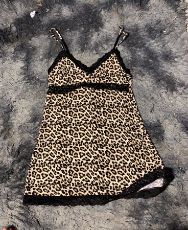 Leopardenmuster Slip-Kleid mit schwarzen Spitzenbesätzen