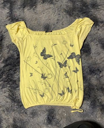 Gelbes T-Shirt mit Schmetterlingsdruck