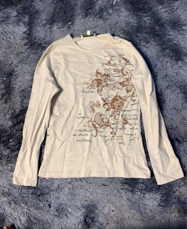 Cremeslangärmliges Shirt mit braunem Blumenmuster