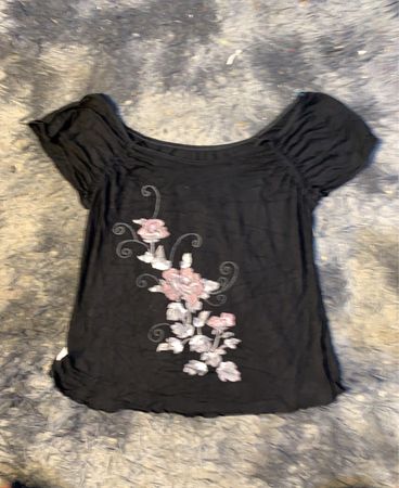Schwarzes T-Shirt mit floralem Design
