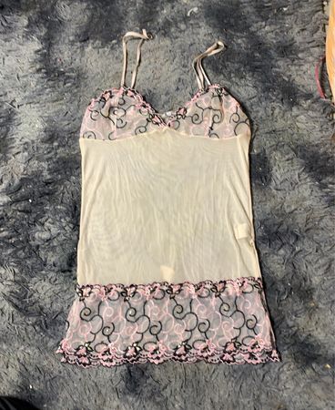 Durchsichtige Tanga mit rosa und schwarzem Spitzenrand