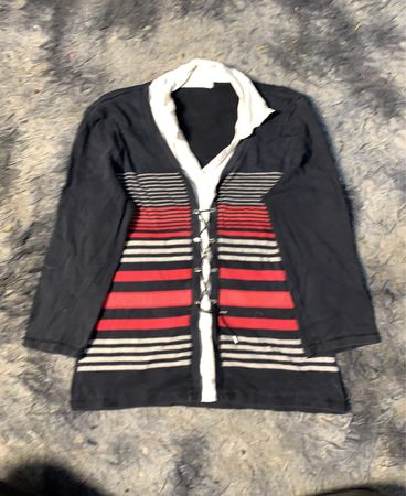 Schwarz und rot gestreifter Cardigan mit weißem Kragen