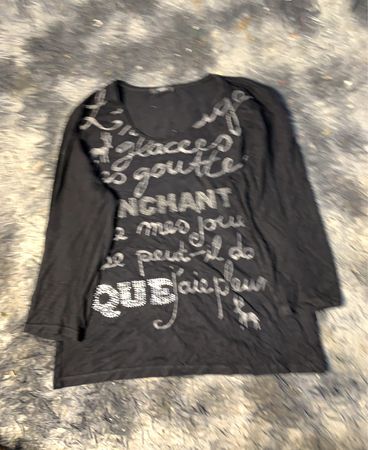 Schwarzes Langarmshirt mit weißem Textdruck