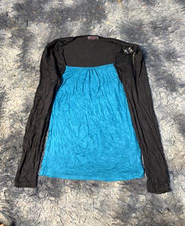 Schwarz und blau geschichtetes Langarmoberteil