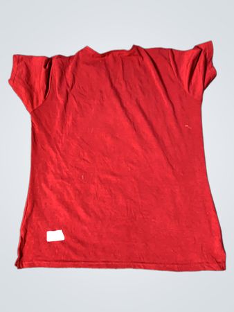 Rotes V-Ausschnitt-T-Shirt mit Verzierungen
