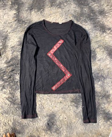 Schwarzes Langarmhemd mit rotem Zickzack-Detail