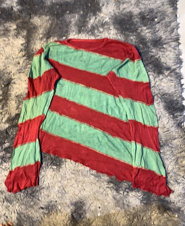 Rot und grün gestreiftes Langarmhemd