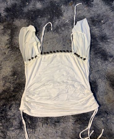 Weißes rüschiertes Tanktop mit Bindebändern und dekorativen Knöpfen