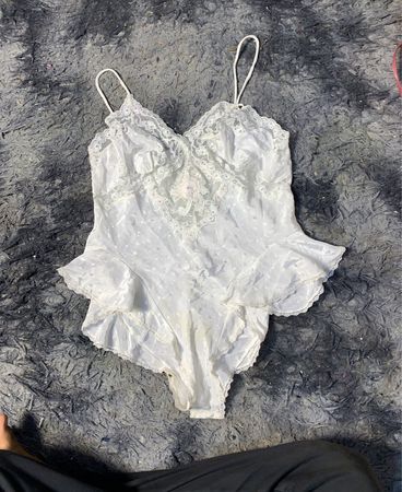Body mit weißen Spitzen"]