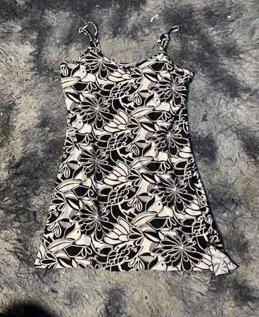 Schwarz-weißes Blumendruck-Spaghetti-Trägerkleid