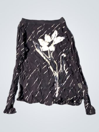 Schwarzes langärmliges Oberteil mit weißem Blumenmuster