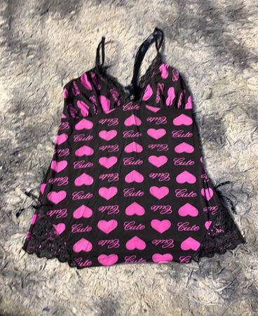 Schwarzes Top mit pinken Herzen und "Cute" Text